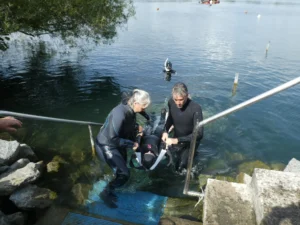 Taucherin wird per Tragetuch aus dem Wasser befördert