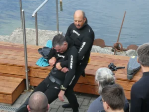 Demonstration des Rautek-Rettungsgriffs an Land