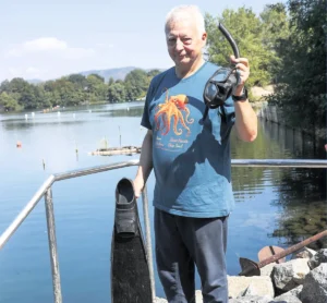 Andreas Muschalle mit Apnoeausrüstung am Einstieg zum See